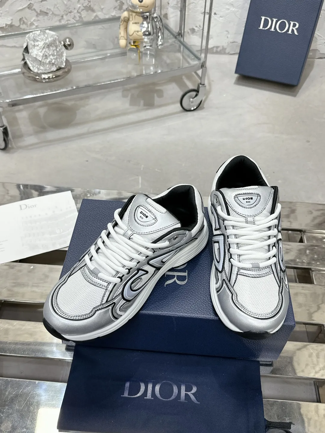 Men's men's shoes 💰600❤️❤️❤️High version Dior Dior's latest color matching B30 series reflective dad sneakers original 17380💰 purchased for development and production Brand new B30 sneakers Dad Shoes style shoes that follow the trend of the retro market The Dior logo on the tongue also indicates that this pair of shoes is the B30 model! B30 uses fine-textured leather and mesh cloth materials to form a shoe body. There are conspicuous letters CD on both sides of the shoe body to indicate identity. Many lines on the shoe body outline details to make the shoes look less monotonous and full of retro flavor. The delivery counter is exquisitely packaged🛍📦 ▪️Fabric: Original customized technical fabric + mesh ▪️Inner lining: Customized breathable lining ▪️Outsole: Original molded IP foam + TPU outsole ▪️Sole thickness: 3.5CM ▪️Size: Women’s size 35-40 / Men’s size 39-46